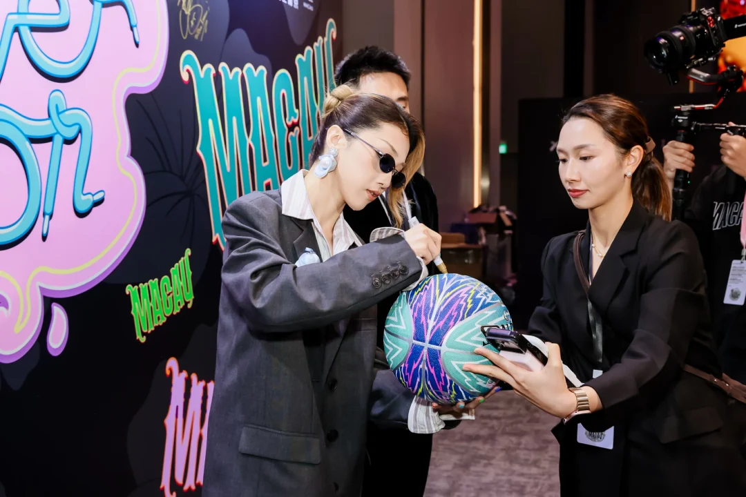 An autograph moment with on-site hospitality assistance.