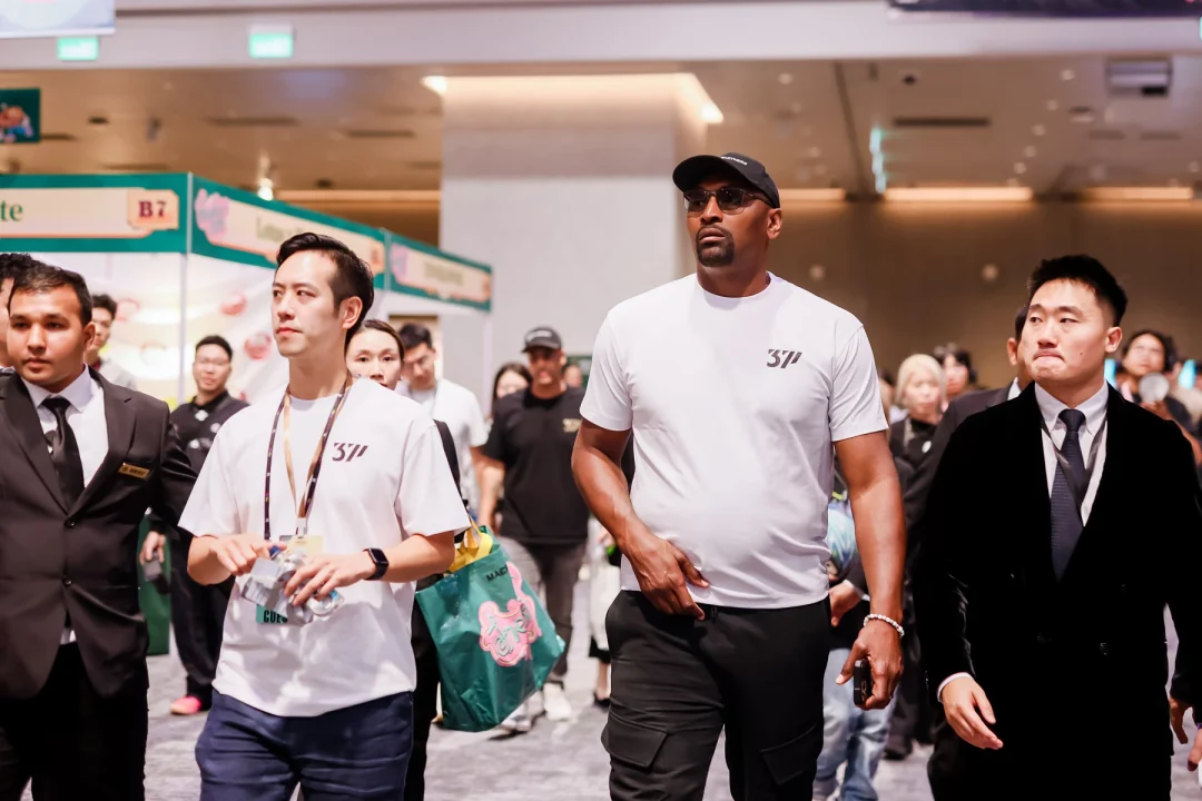Guests moving through the Sneaker Con Macau event with the on-site team.